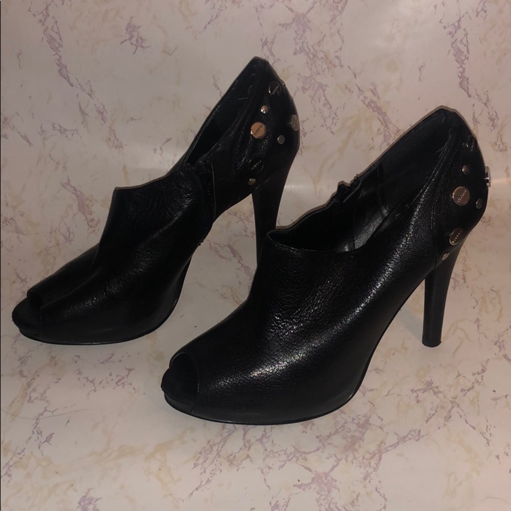 Black pumps